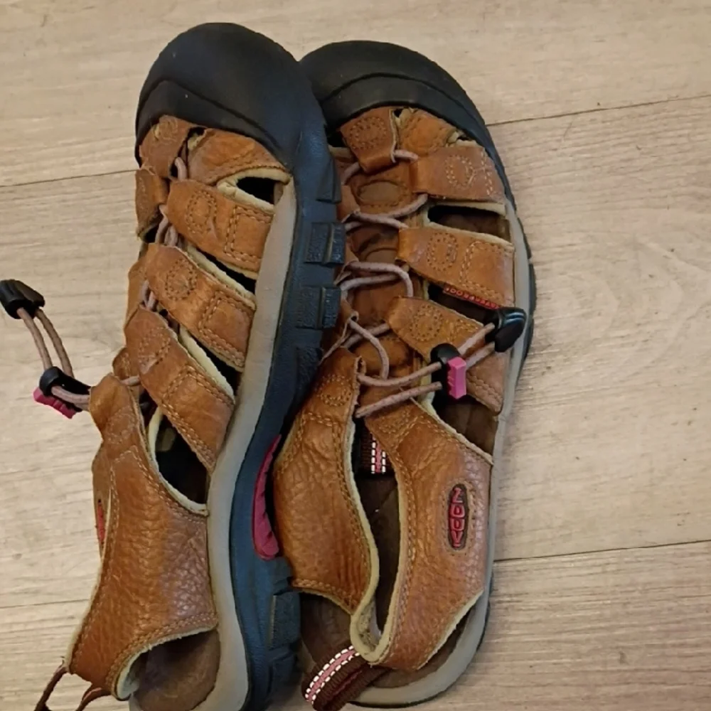 KEEN Brown and Black Women's Sandals - Picture 3 of 3